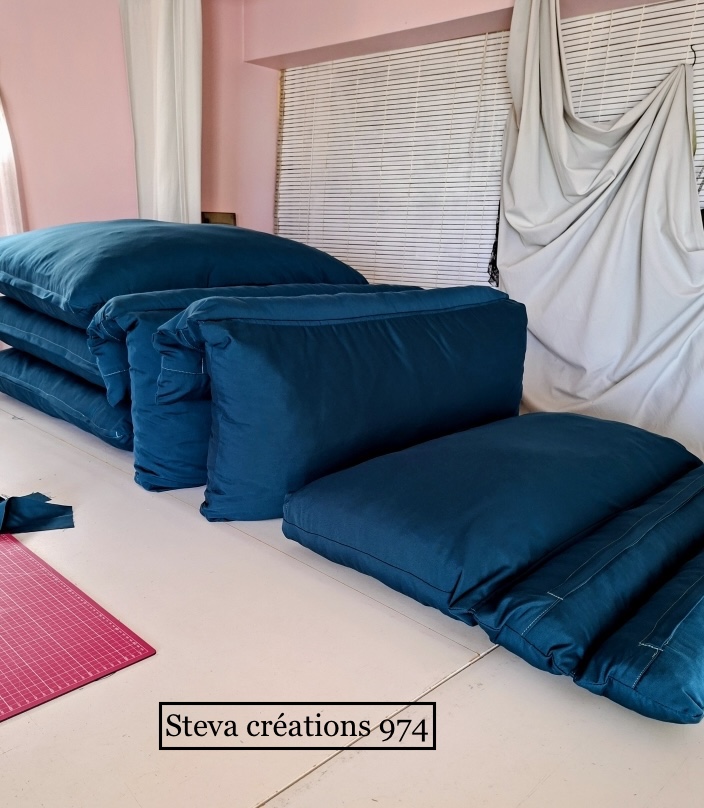 Des  fermetures dissimulées sous un retour pour le côté esthétique des finitions . Des têtières avec contre poids pour la tenue en place des dossiers . 